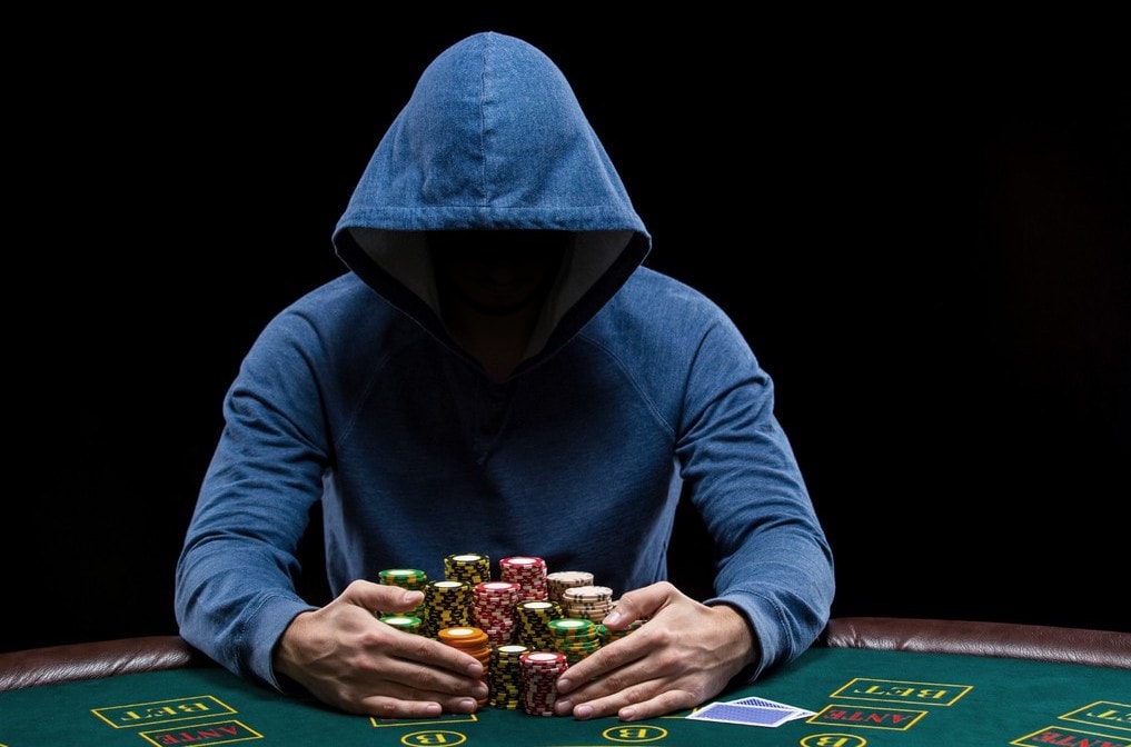 Tạo lợi thế giao dịch như một tay chơi poker chuyên nghiệp